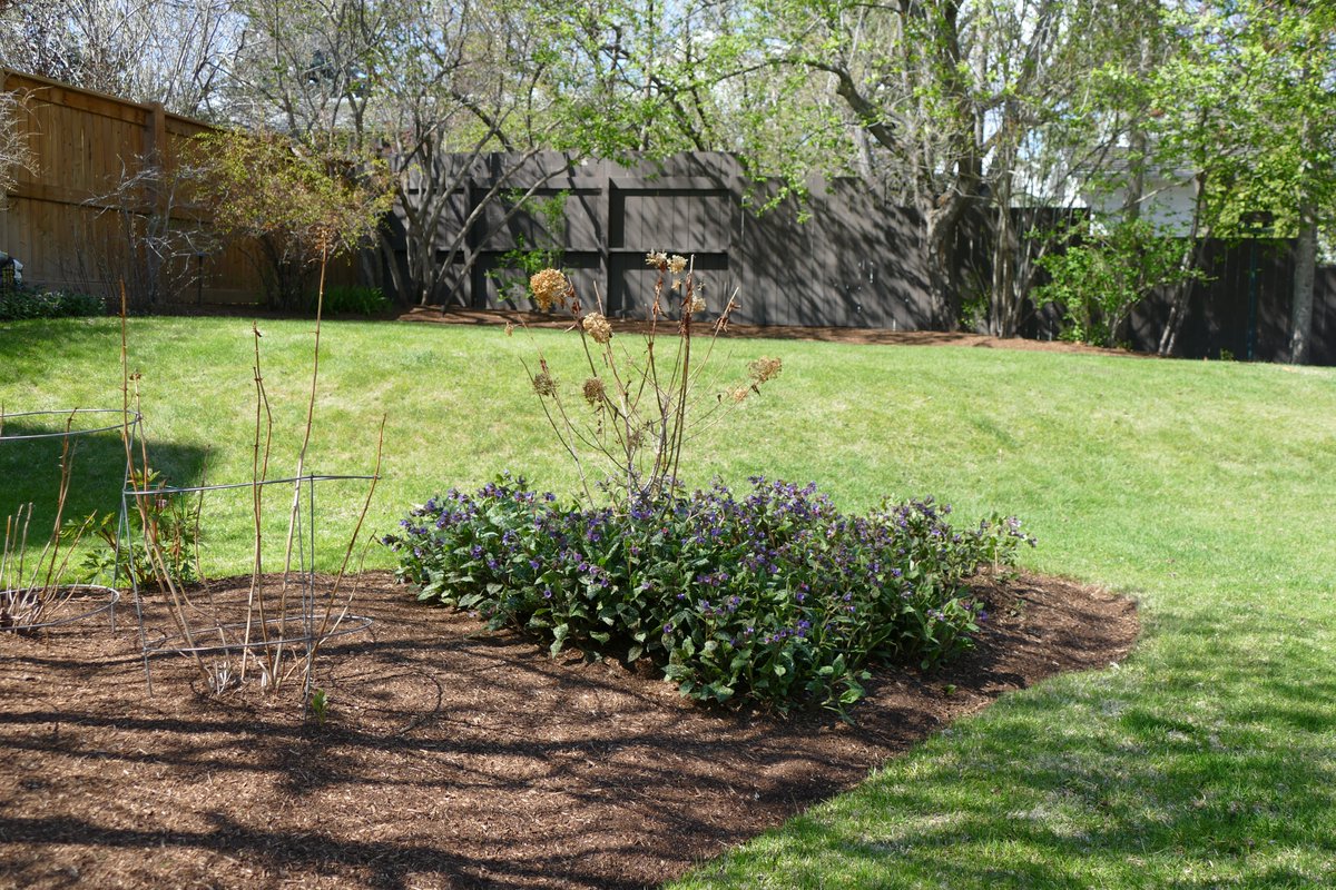 TopSpray's tweet image. Job of the Day: This customer received an application of Montane Garden Mulch.  Montane is our finest sized mulch and provides superior weed control and water retention. 
#topspray #mulchapplication