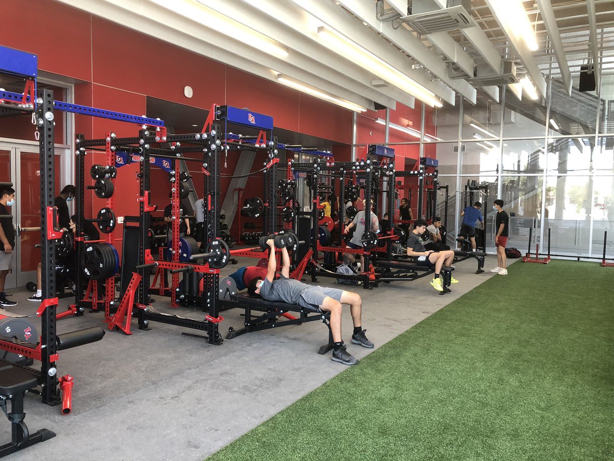 BA Boys Basketball hitting the weights! @BelAirAthletics @ODPHIRuben @BelAirHigh @RobRobledoBA