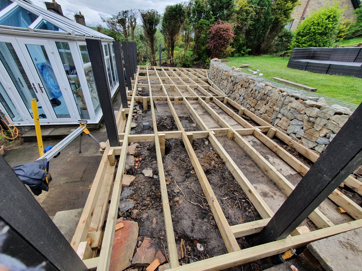 AdsDecking's tweet photo. #todaysprogress
Great start to this project
Day 1 Grotton.
#compositedecking love the
#stonewallfeature
Few more bits of framework to finish but looks great already 👌
Thanks to @EcoscapeUK1 and @howarthtimber for perfect timed deliveries yet again 😁 https://t.co/a2qAW95neK