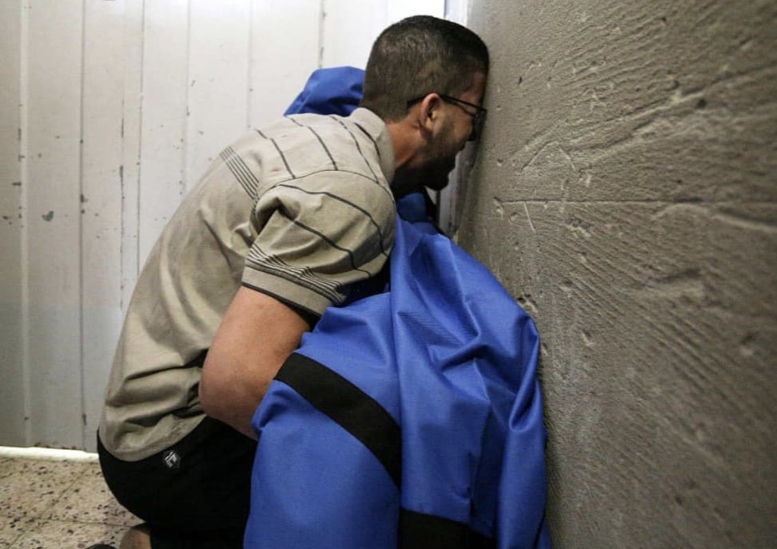 لحظات مؤلمة لوالد الطفلة رهف ابو داير "١٢ عاما" اثناء حمل جثمانها في مستشفى الشفاء بعد استشـ هادها اليوم.