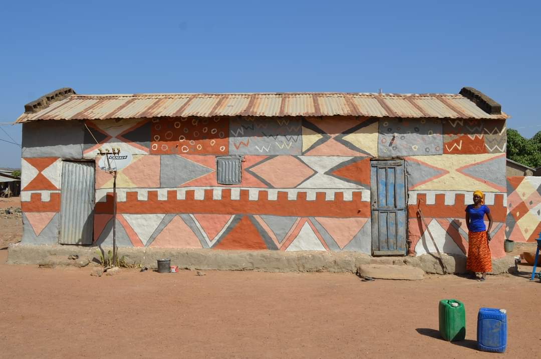 BienvenueAuMali's tweet photo. Maison Décorée 😍
Souvenir Festival Bogo Ja
©️ Carine Ouvry-Bormans via Facebook BOGO JA
#bienvenueaumali #welcomentomali #sibytourism #BogoJa
#Bogoja #Mali #2021 #visitSiby https://t.co/k0rDcXYMWF