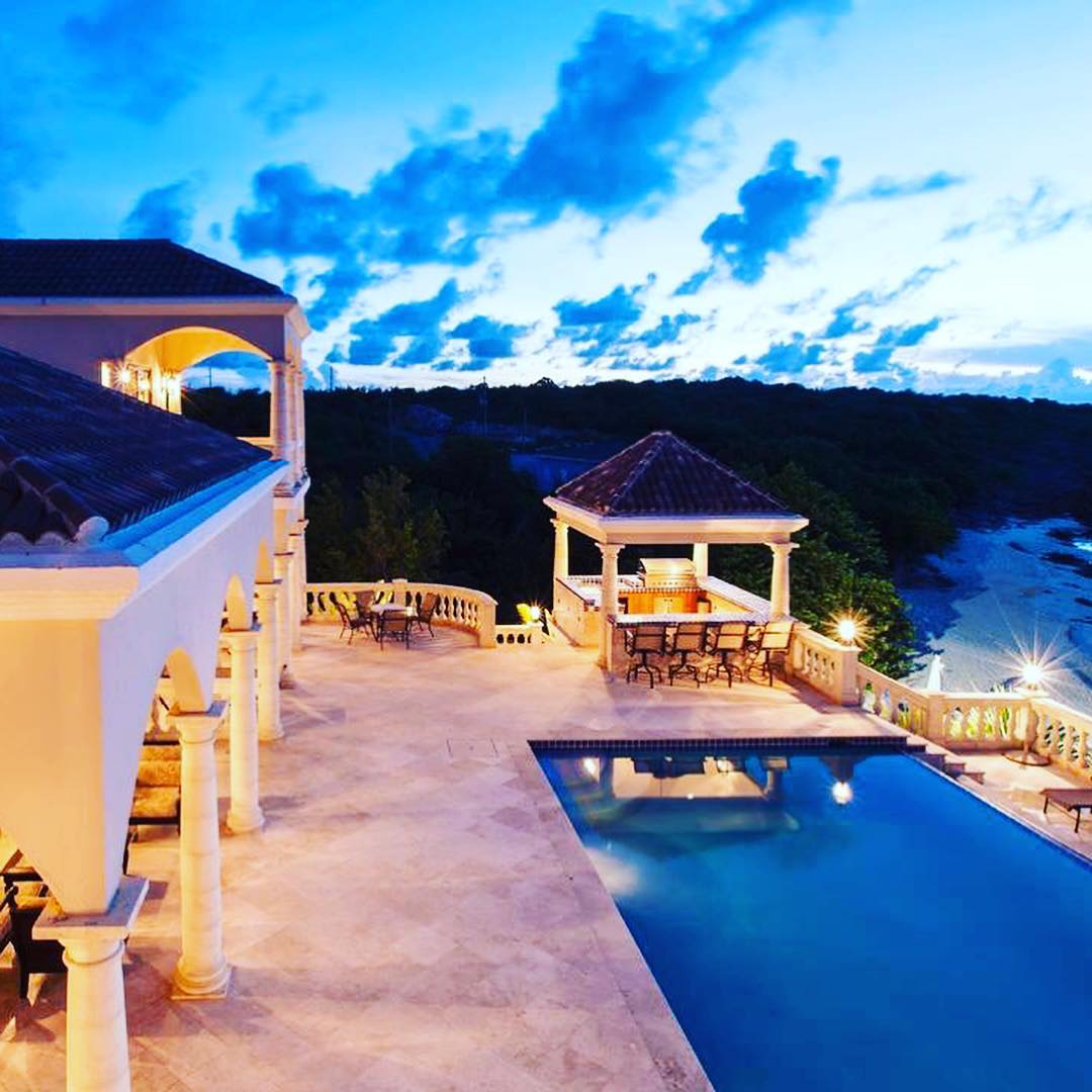 Anguilla_Trsm's tweet photo. A stay at Sandcastle Villa will have you wondering where you left your 👑. When it comes to classic luxury, look no further than this Limestone Bay property. The castle-esque facade paired with concierge services makes this villa the complete experience. 
📸 : @LaCUREVillaNews https://t.co/xdRtiuLFm6
