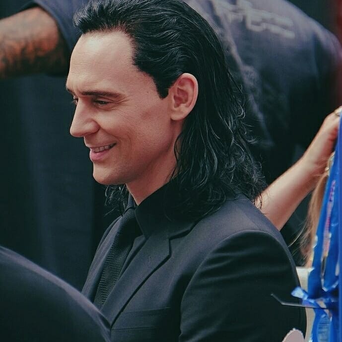 maryensenada's tweet photo. #HiddlesSuits #Loki #TomHiddleston @HiddlestonSpam https://t.co/Aw9ScyREwm
