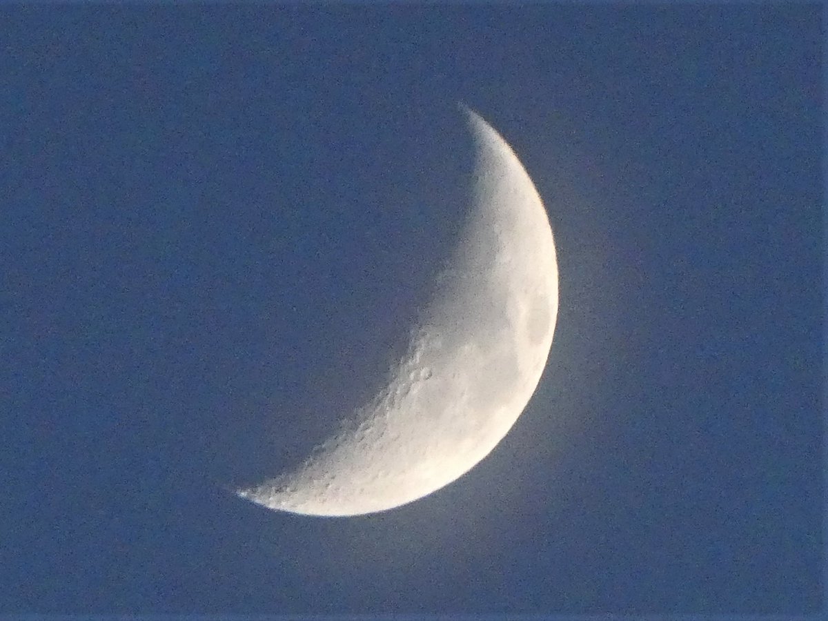 Essjayleam's tweet photo. Final moon zooms tonight as it's now disappeared behind more clouds, and the last sunset colour on the canal. Wishing you all a peaceful night. Take care everyone 🤗🌙🕊️👋 https://t.co/UXc7zQsJRs