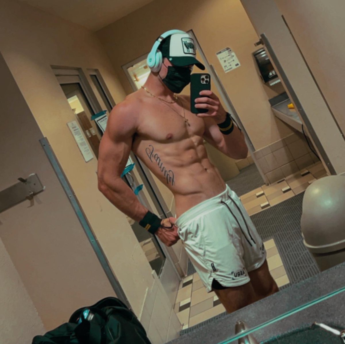 Noah Fearnley on Twitter: "Minding my own business! :) 👑📈…