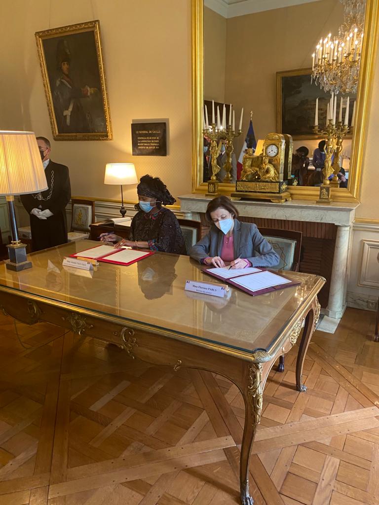 Signature à #Paris ce soir par la ministre française des Armées, Florence Parly, et la ministre sénégalaise des Affaires étrangères et des Sénégalais de l’extérieur, Aïssata Tall Sall, de l’accord de coopération en vue du prochain Forum de #Dakar sur la #défense et la #sécurité.
