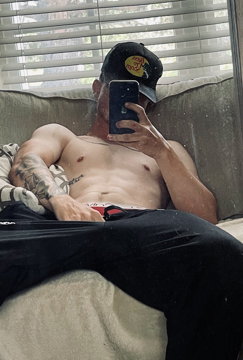 RyanBendon1's tweet photo. Mondays just be like that sometimes… you know what to do 😈 https://t.co/UANgMSYhFG  #onlyfansmegalink #OnlyFansLeakedContents #onlyfansbros #onlyfansguys #onlyFans https://t.co/ewBEYcXnQV