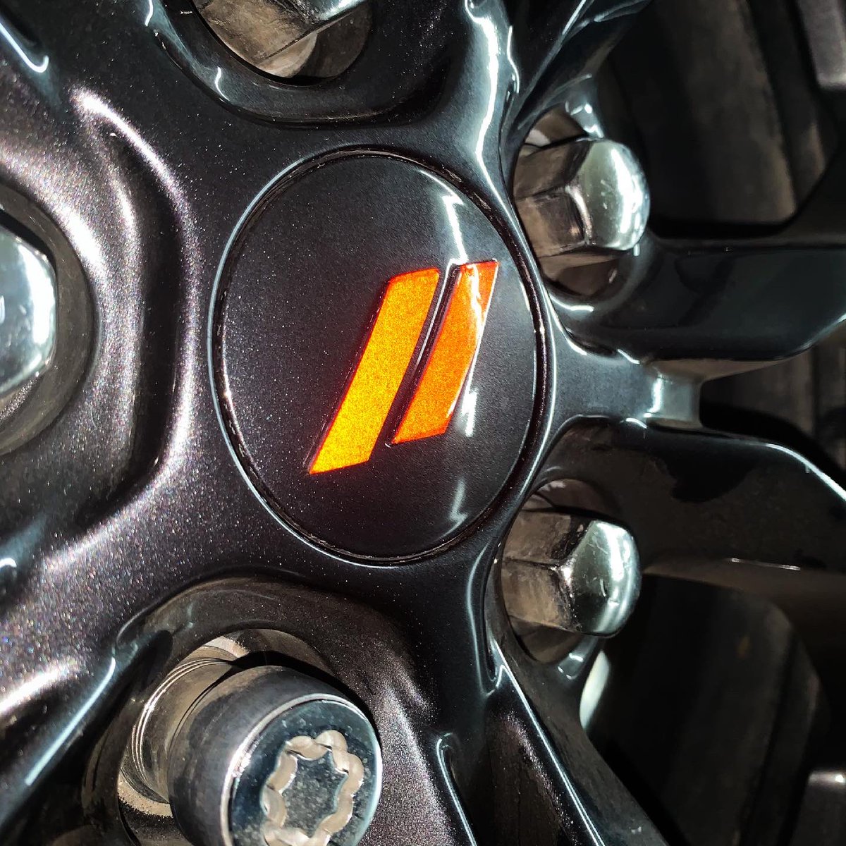 Even the littlest bit of reflective vinyl adds a lot of pop 🌟
#wrapped #vinylwraps #carwraps #paintisdead #dodge #hemi #cars