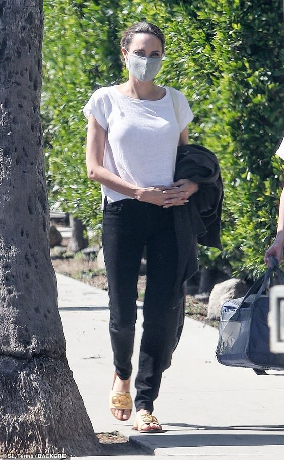 Joliethings's tweet photo. She's just lean, buddy https://t.co/vS4t1sWAzu