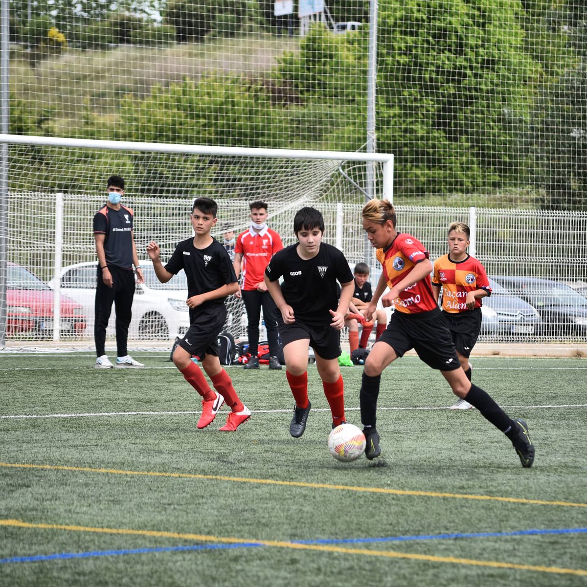 ⚽📸Imágenes de la victoria con solvencia de los de Brian Alias en su partido contra el Rubí, donde fueron capaces de dominar todas las facetas del juego para conseguir una amplia victoria✨ Buen trabajo chicos 🙌

🤜Juntos somos más fuertes🤛

❤️🧡 #ueplanadeuroureda