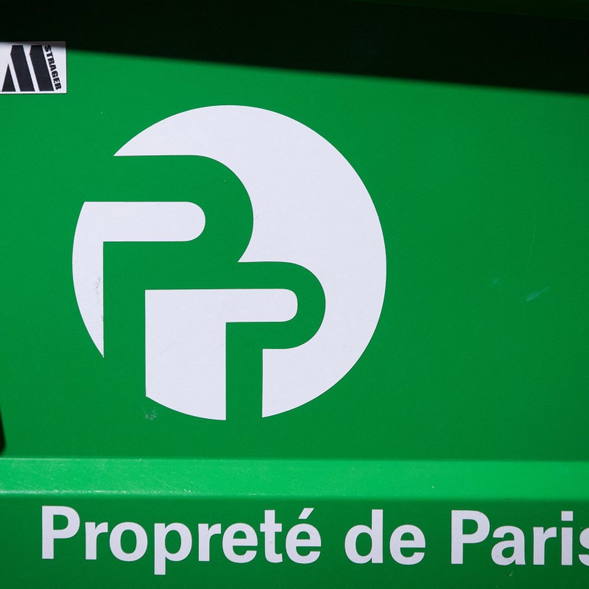 Paris14Ensemble's tweet photo. Majorité et opposition municipales polémiquent encore et toujours sur les réseaux et dans les médias à coups de #SaccageParis et de #MonParis 

@Paris14Ensemble demande au #CA14 ce soir ce qui va changer (et quand) très concrétement pour les Quatorziens ?
https://t.co/UWJIM528yR https://t.co/ljyAFk1pLI