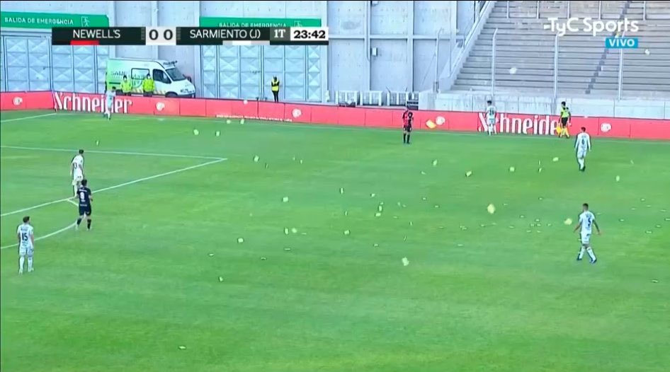 frabigol's tweet image. No puede ser en medio del partido se tiro un tipo en paracaidas para tirar papeles gastando a newells