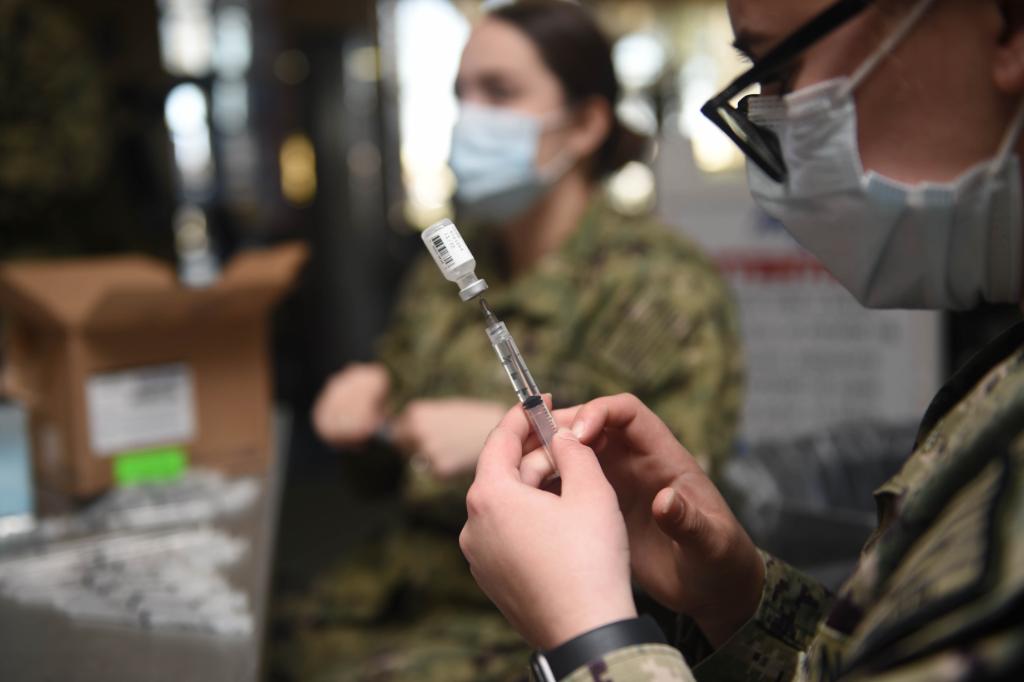 Bravo Zulu, Shipmates! #SinkCOVID 

After more than 10,000 vaccines administered, #USNavy's Commander, Naval Air Force Atlantic, wraps up high-throughput #COVID19 vaccination sites.

READ MORE ➡️ go.usa.gov/xHePY