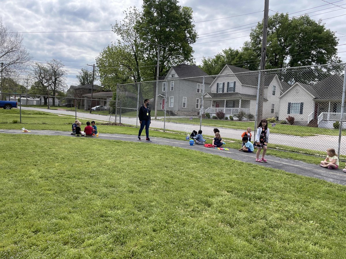 CampbellEarlyC1's tweet photo. Mrs. Reeves’ and Mrs. Geartsheart’s classes enjoyed a little extra time outside last week for a FUN FRIDAY! https://t.co/j32wY49Mn7