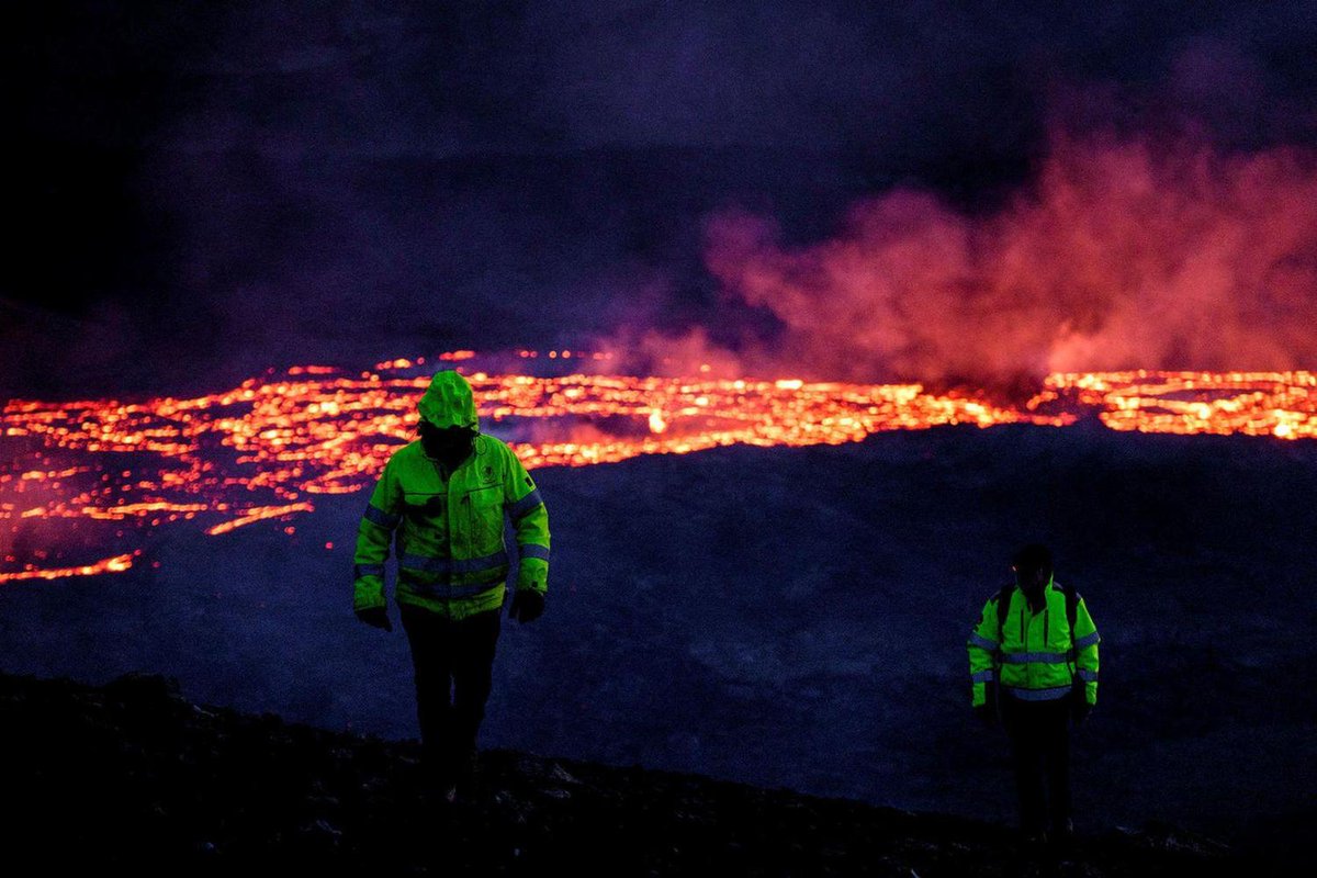 Skömmu fyrir klukkan átta í kvöld varð hrun í megingígnum í Geldingadölum og sjá má á vefmyndavél RÚV hvernig hraunelfurin streymir nú til suðurs í átt að varnargörðunum sem þar hafa verið mótaðir úr jarðveginum. mbl.is/frettir/innlen…