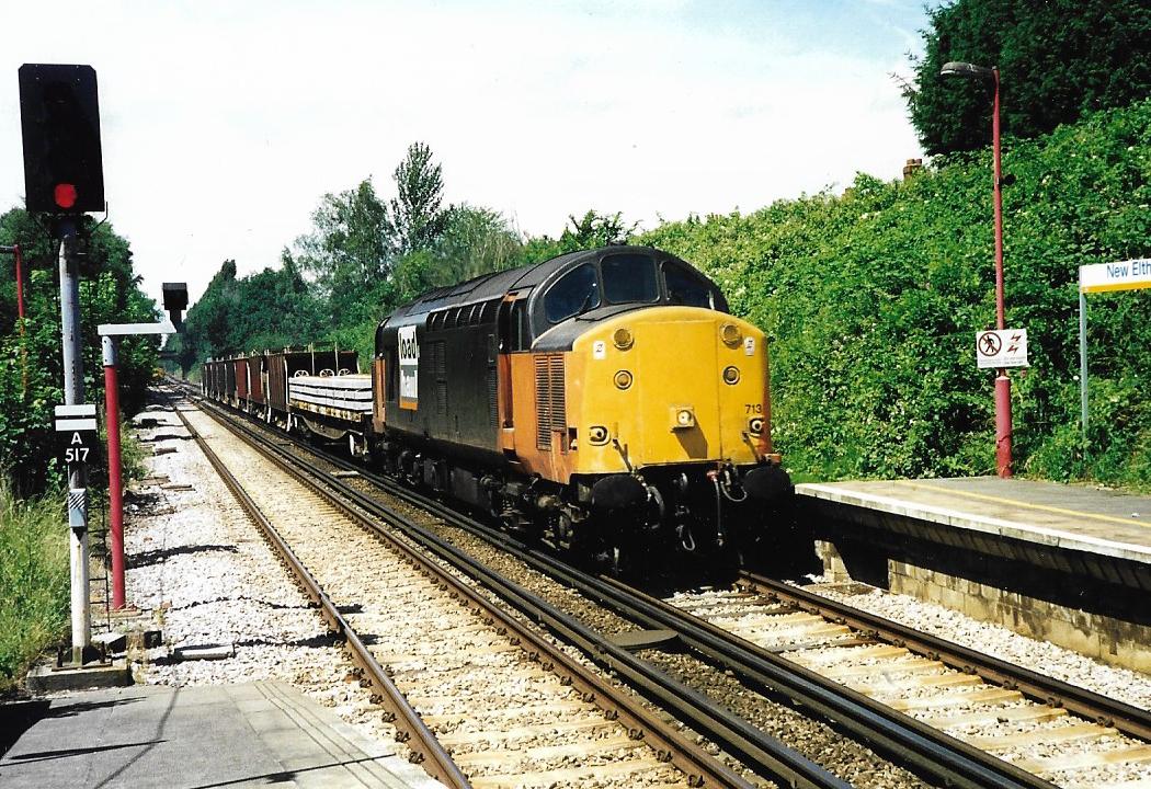LoadHaul Orange & Black livery carried by Class 37 diesel loco 37713 as it hauls the Three Bridges to Hoo Junction Engineer's working through New Eltham 20/6/98.
#BritishRail #LoadHaul #Class37 #NewEltham #Railfreight #diesels #trainspotting 🤓
