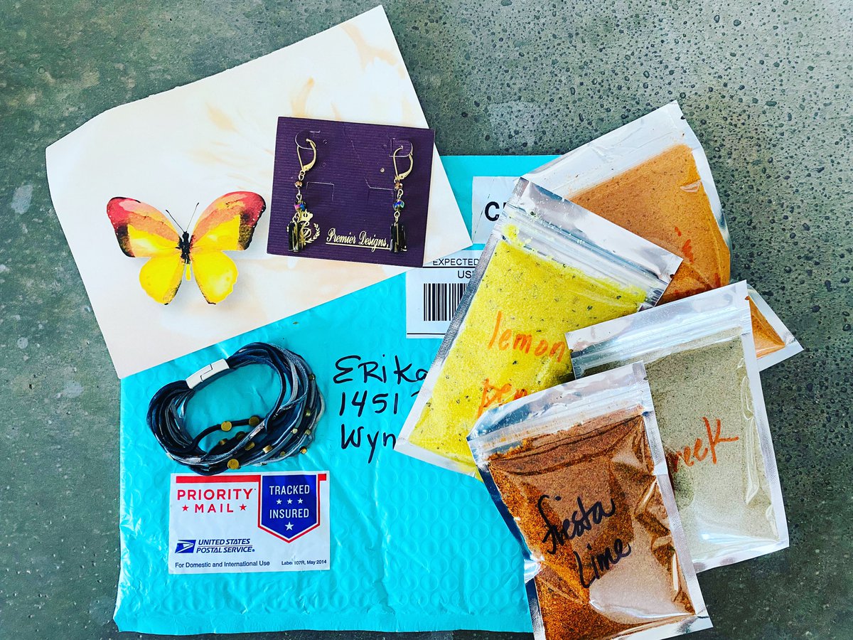 techclassrocks's tweet photo. Spicy, sparkly surprise care 📦!
Yes, please! 🥳
Thank you @shmaynor for making my day and for just being awesome! 😘
❤️ the magic ✨of the #ADEcommunity

#AppleEDUchat #ADE2021 https://t.co/O0kjc1AmNU