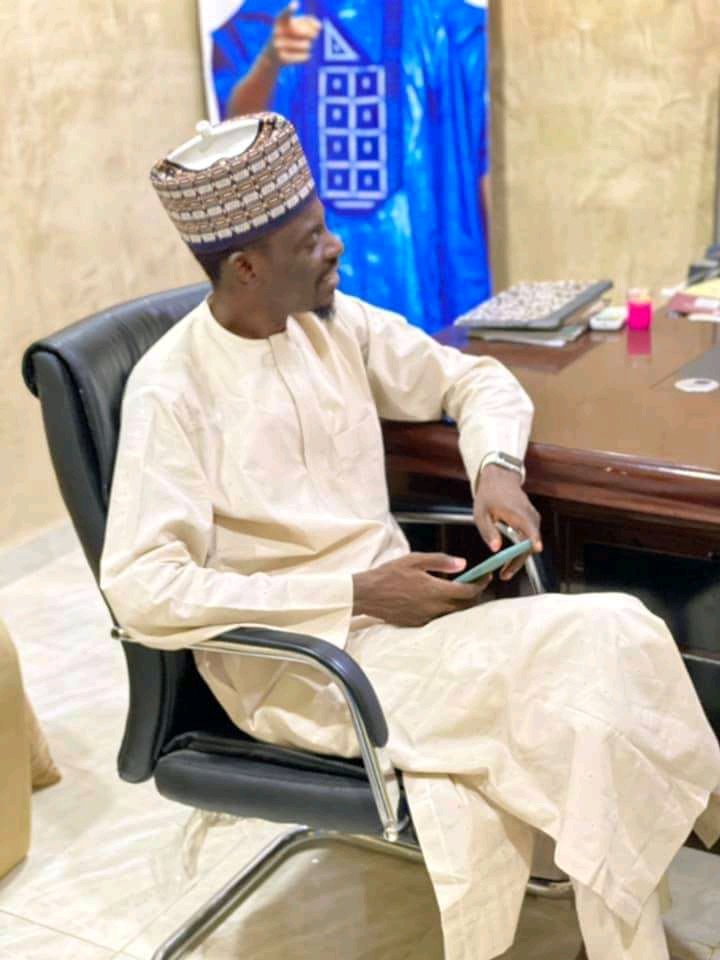 Fafutukang's tweet photo. MUNA GODIYA DA ZIYARA.....

Malam @BashirAhmaad  Hadimin Shugaba Buhari Kamfanin Fafutuka Nigeria Limited yana godiya da ziyara .....

Allah ya kara zumunci https://t.co/aF88xOnC3b
