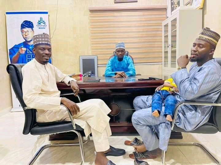 Fafutukang's tweet photo. MUNA GODIYA DA ZIYARA.....

Malam @BashirAhmaad  Hadimin Shugaba Buhari Kamfanin Fafutuka Nigeria Limited yana godiya da ziyara .....

Allah ya kara zumunci https://t.co/aF88xOnC3b