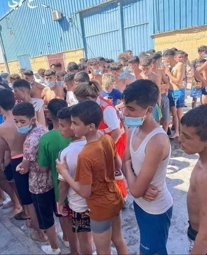 Solo siento tremenda tristeza viendo esta foto. Ceuta hoy 👇🏽 cuando la vida humana se convierte en moneda de cambio