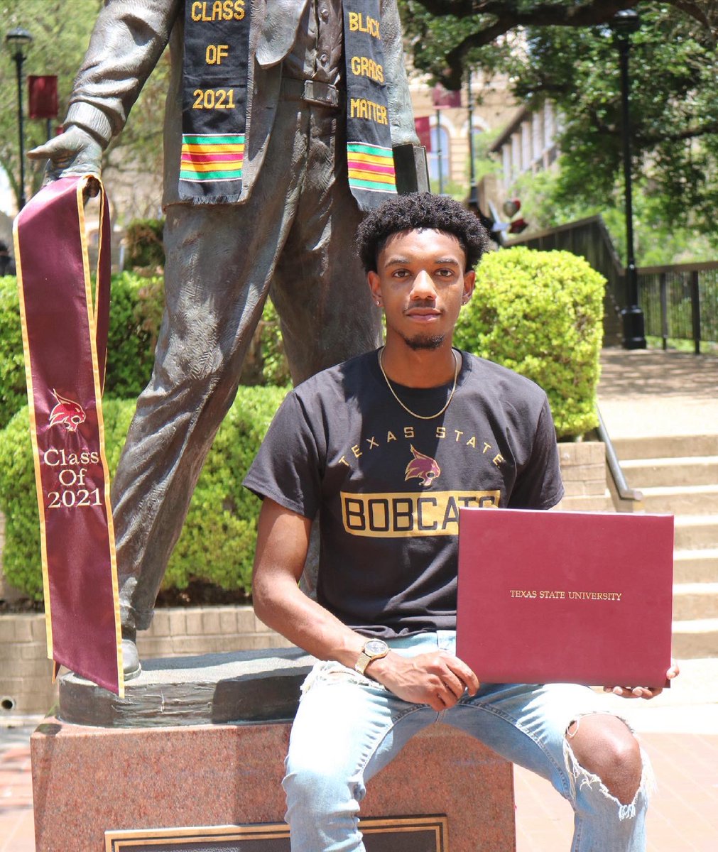 KelHoops_'s tweet image. “Go harder and find a way to enjoy it, that’s when you’ve mastered the game”

All glory to God 🙏🏽

Texas State University 🐾
B.B.A in Finance 
First Generation Graduate 👨🏽‍🎓 

#GradSzn #BlackGrad