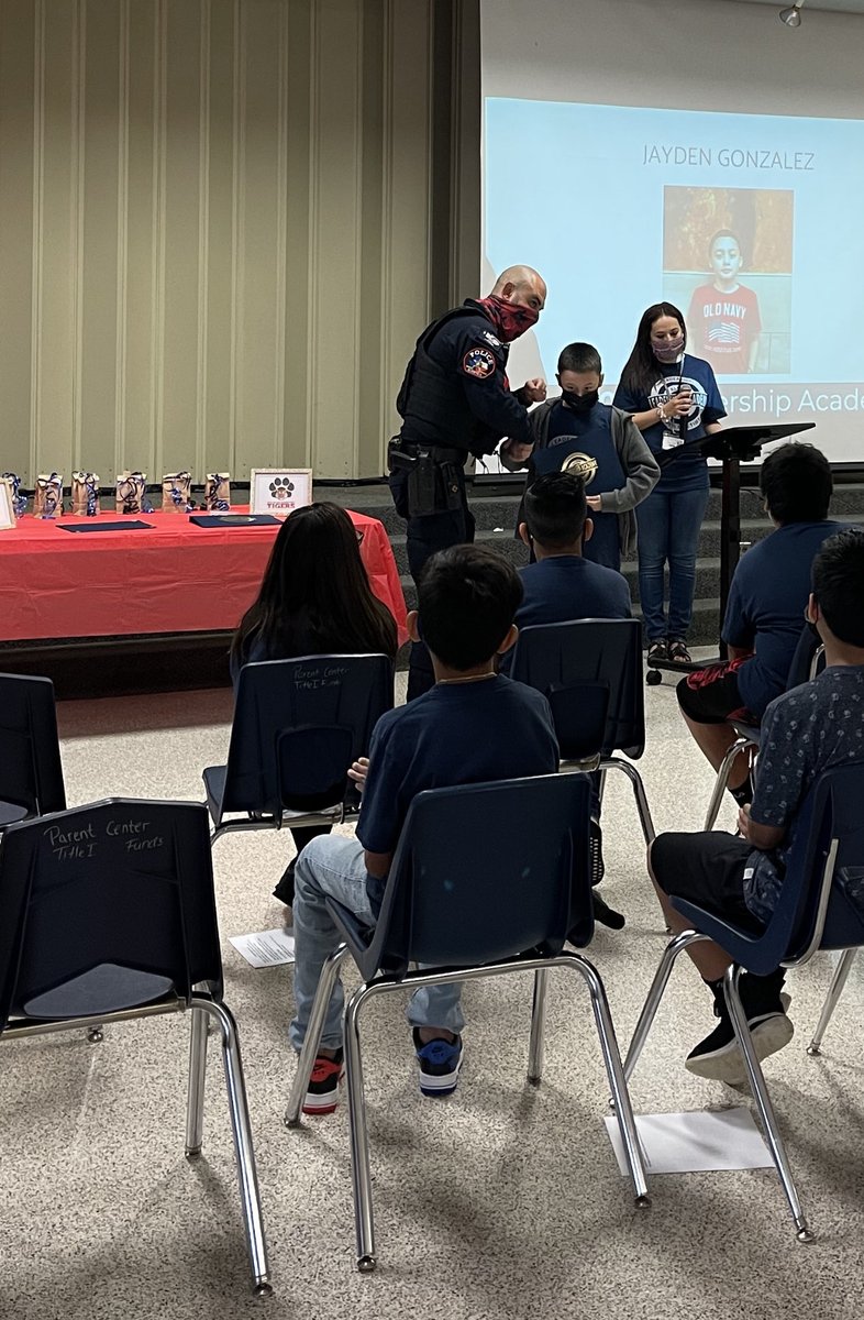⁦<a href="/EppsIslandKISD/">Epps Island</a>⁩ celebrated Ss who completed Leadership Academy in true ⁦<a href="/KleinISD/">Klein ISD</a>⁩ style- innovative (KOL learners via zoom,) student focused, &amp; ⁦<a href="/k_avila_/">Keira Avila</a>⁩ &amp; Officer Plummer ⁦<a href="/kleinisdpd/">Klein ISD Police</a>⁩ ensured it was relationship driven! Thank U all!!❤️🖤🐅