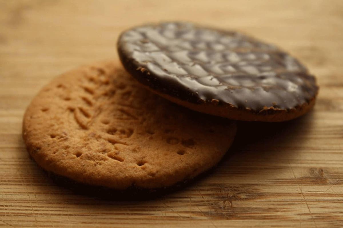 Pers0nRandom's tweet photo. @McVities Thank you for bringing your wonderful Digestives to America! They taste so good! You should consider selling Jaffa Cakes in America. I want to try them so bad. https://t.co/cxOg8QnWxR