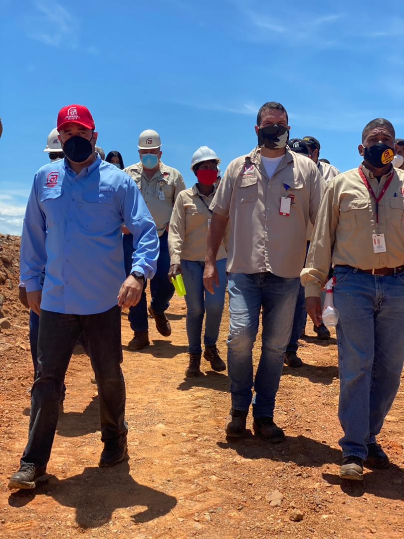 black_eagleMF's tweet photo. Enmarcado en el nuevo modelo de gestión socialista, CPTT, SINBOLTTRAFE y el Presidente de FMO, @AbelJimenez123 hoy recorrimos la planta de concentración y los yacimientos para continuar el impulso de la producción.@NicolasMaduro
@TareckPSUV @CVG_Oficial #SomosUnSoloEquipo. https://t.co/k3MVwTjlb0