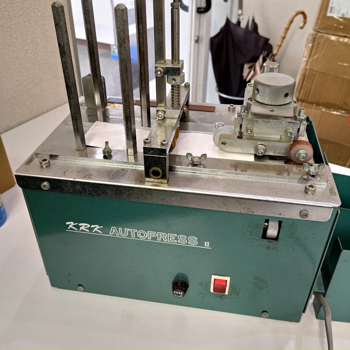 InfoAccessnet's tweet photo. 名刺やカードの浮き出し機を中古で買ったのですが
使い方が全くわかりません
取説お持ちの方居られませんか？
#AUTOPRESSⅡ
#KRK
#此花
#名刺浮き出し機
#取説希望 https://t.co/8wdzR9lYlM