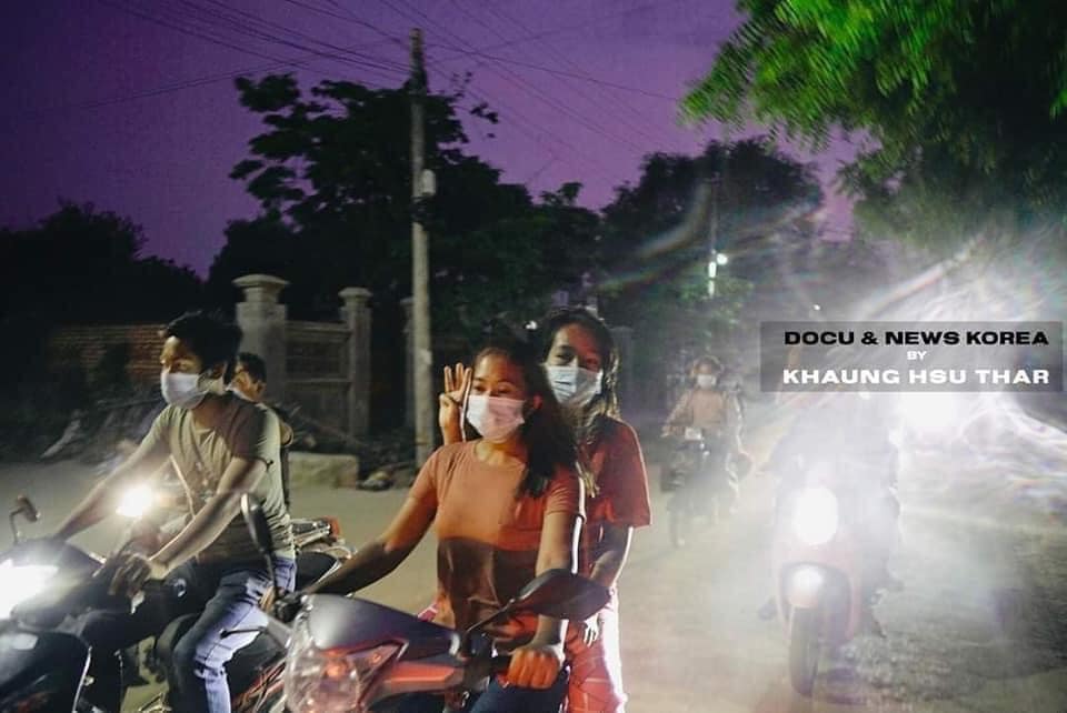 Some Buddhist monks at the forefront of protests against Myanmar's military junta. Demonstrations start by dawn. Every day. #WhatsHappeningInMyanmar