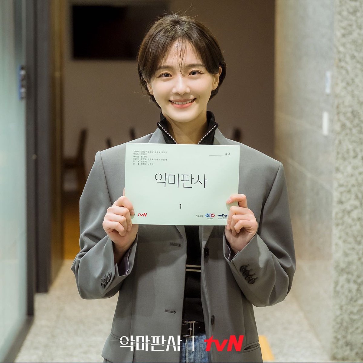 CJnDrama's tweet photo. 케미맛집 [악마판사] 대본리딩 현장 ⚖
전 국민이 참여하는 라이브 법정 쇼 7월에 공개됩니다🔔
 
#악마판사 #tvN #지성 #김민정 #진영 #박규영 https://t.co/oM7TAa1zaU