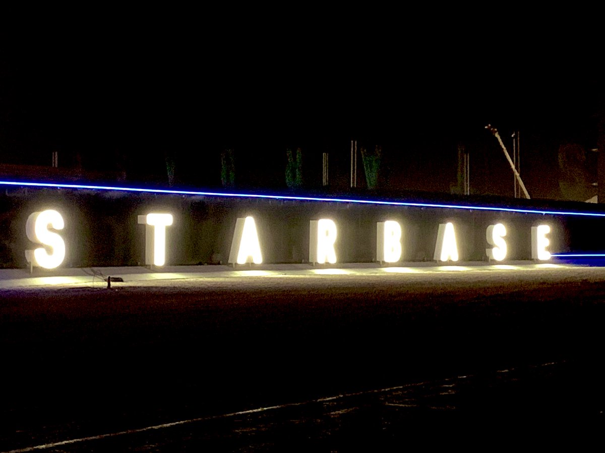 BocachicaMaria1's tweet image. #LightsOn !  Beautiful.  Do you like them @elonmusk ?  They draw a crowd. #spacebase @StarshipBoca @DESpaceX @Michael10711597 @JohnRand0061