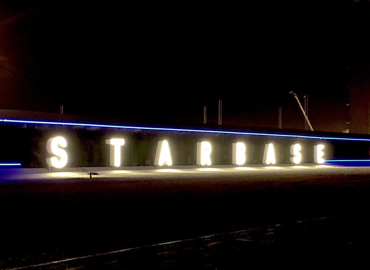 BocachicaMaria1's tweet image. #LightsOn !  Beautiful.  Do you like them @elonmusk ?  They draw a crowd. #spacebase @StarshipBoca @DESpaceX @Michael10711597 @JohnRand0061