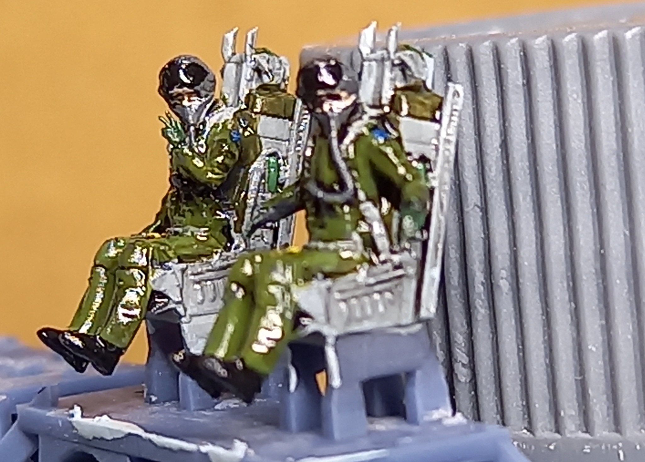 だーさん 1 144模型人間 144スケモ Hma製 1 144 F 16 パイロット Hmaさんで開発中の3dプリント 1 144パイロットのテストショット テストプリント を塗装しました 信じられない精度です 1 144なのに指があります ﾟdﾟ 表情も伝わってきますね キット