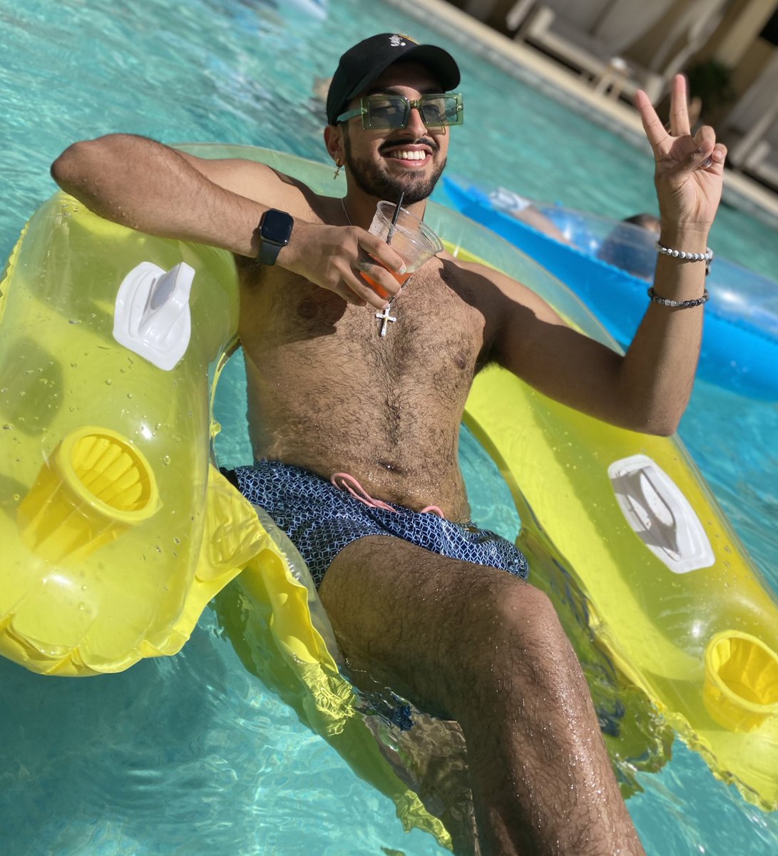 MiguelFasho's tweet photo. Aloha! Bitches 🌺 https://t.co/nKDrRbojd0