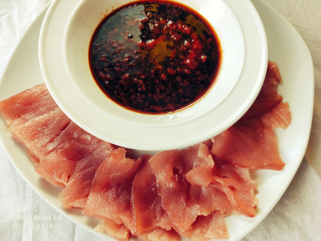 Sashimi for brunch. The beauty of living in Kiribati 🇰🇮 I bought this massive tuna the other day. Now I can have tuna for at least 2 months. But this is my favourite tuna dish. Maybe because it doesn't involve cooking 😁  #YellowFinTuna