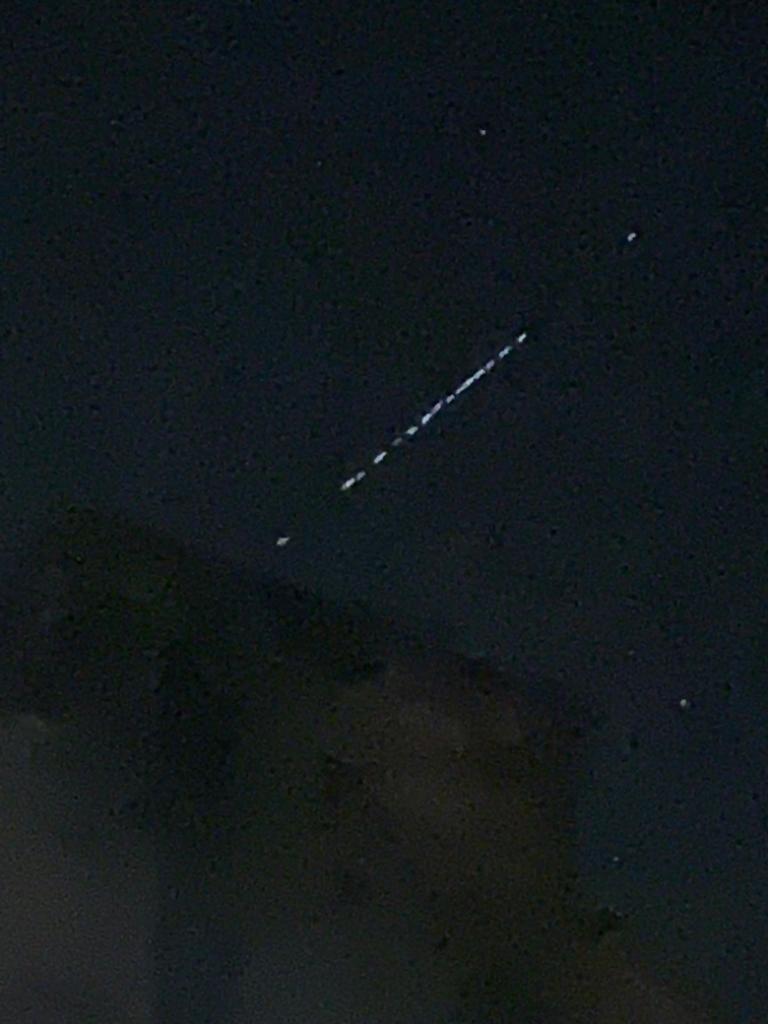 jamtoast101's tweet photo. @elonmusk saw your satellites in UK tonight #spaceX https://t.co/2FAuFsjdYw