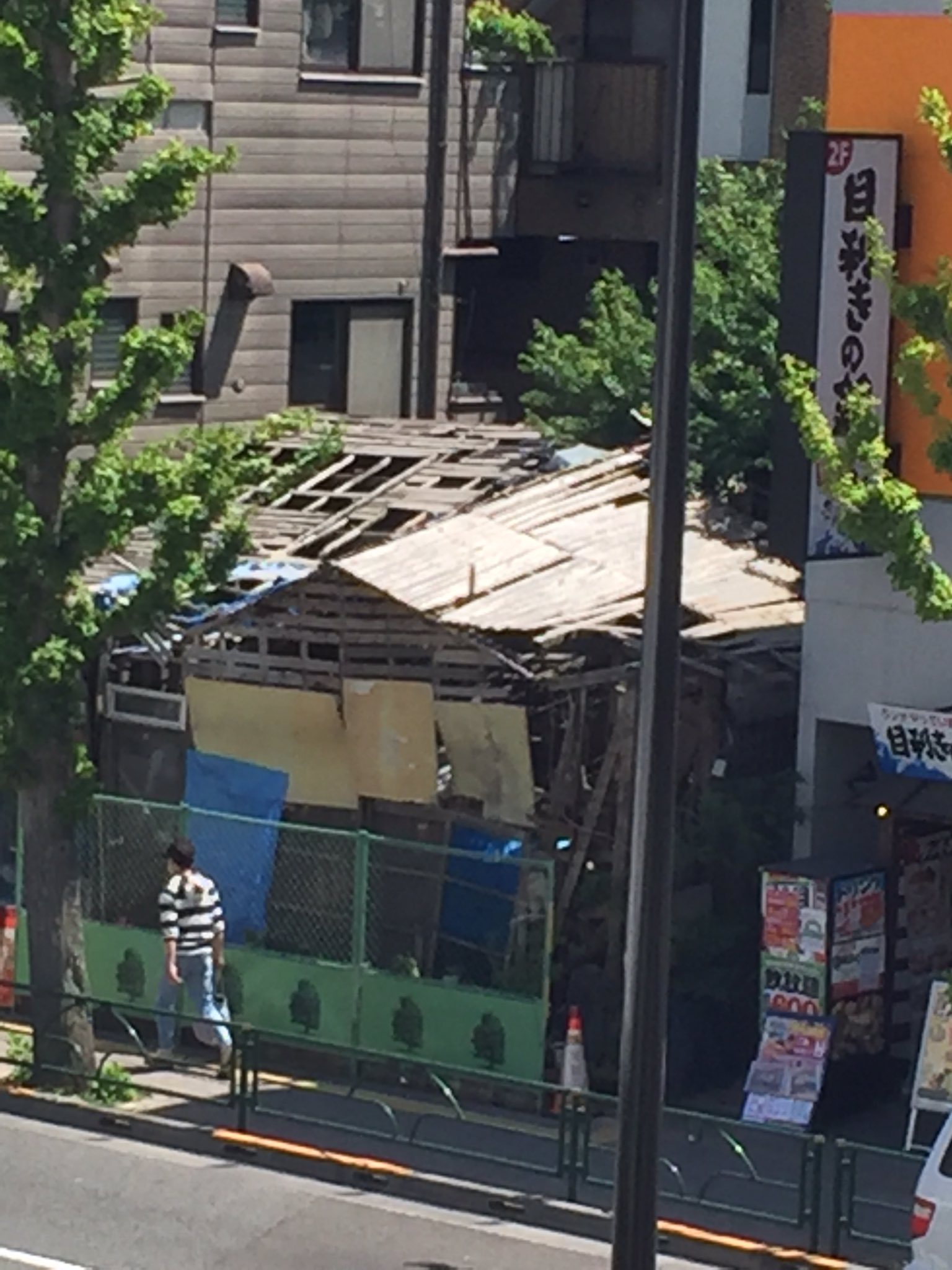 はぐれ冥瑠璃in八王子 在 Twitter 上 モーニングショー えぇ あの八王子の花屋さんは今月末 隣のボロ屋と住んでる姉妹の言動に耐えられなくなってついにやめちゃうんだ 写真はこないだ見に行った時のです 破壊寸前でも壊れない家の根性が凄い T Co