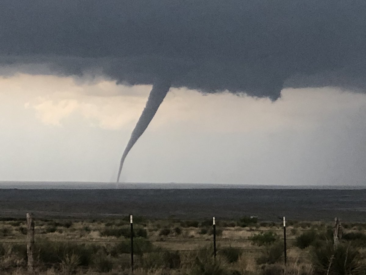 DalhartWX's tweet image. Tornado SW #Channing #phwx #txwx @NWSAmarillo.