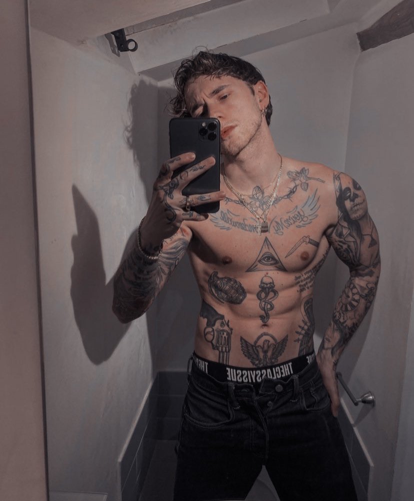 𝑴𝒆 𝒆𝒔𝒕𝒐𝒚 𝒇𝒖𝒎𝒂𝒏𝒅𝒐 𝒆𝒍 𝒔𝒐𝒃𝒓𝒆 𝒅𝒆 𝒍𝒂 𝒖́𝒍𝒕𝒊𝒎𝒂 𝒄𝒂𝒓𝒕𝒂 𝒒𝒖𝒆 𝒎𝒆 𝒆𝒔𝒄𝒓𝒊𝒃𝒊𝒔𝒕𝒆.