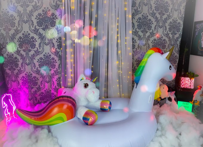 Are you coming to the party?  I&rsquo;ll be live in about 45 minutes 💗 See you there:  https://t.co/fa5ZejLKt6