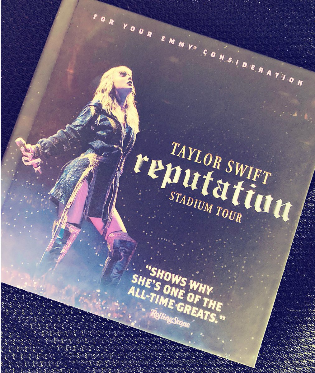 sadautumngirl13's tweet photo. look what just arrived 😍 it’s so gorgeous ✨ #TaylorSwift #repmerch #reputation https://t.co/KMfiBrH9u9