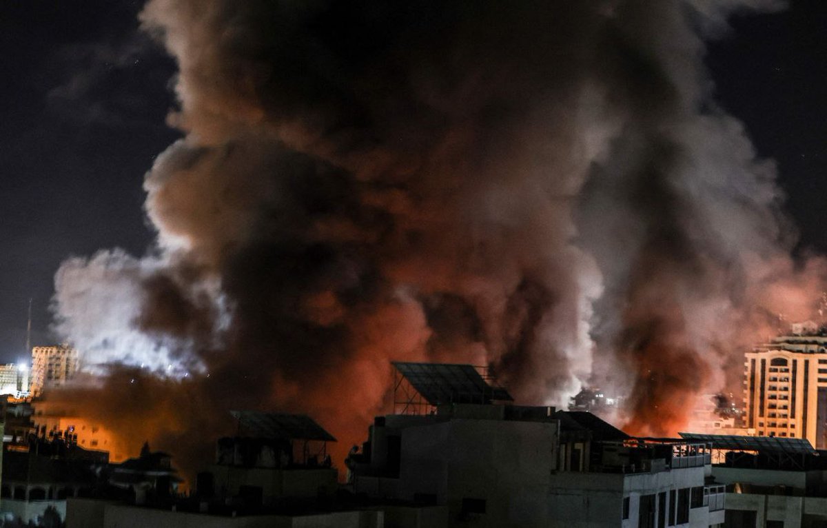 Scatter02_'s tweet photo. this ain't hollywood , this is real life in gaza .
#GazaUnderAttak 
#IsraelTerrorists 
#SaveGaza https://t.co/Aqs8dDahWs