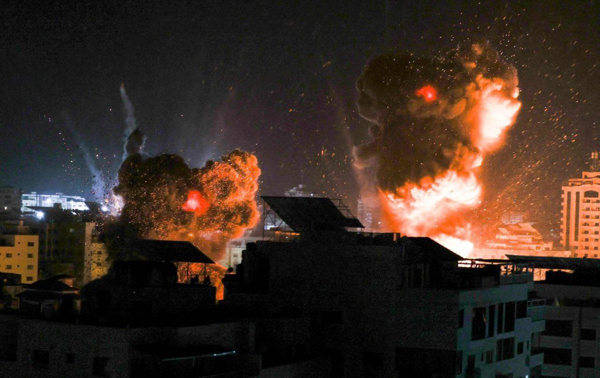 Scatter02_'s tweet photo. this ain't hollywood , this is real life in gaza .
#GazaUnderAttak 
#IsraelTerrorists 
#SaveGaza https://t.co/Aqs8dDahWs