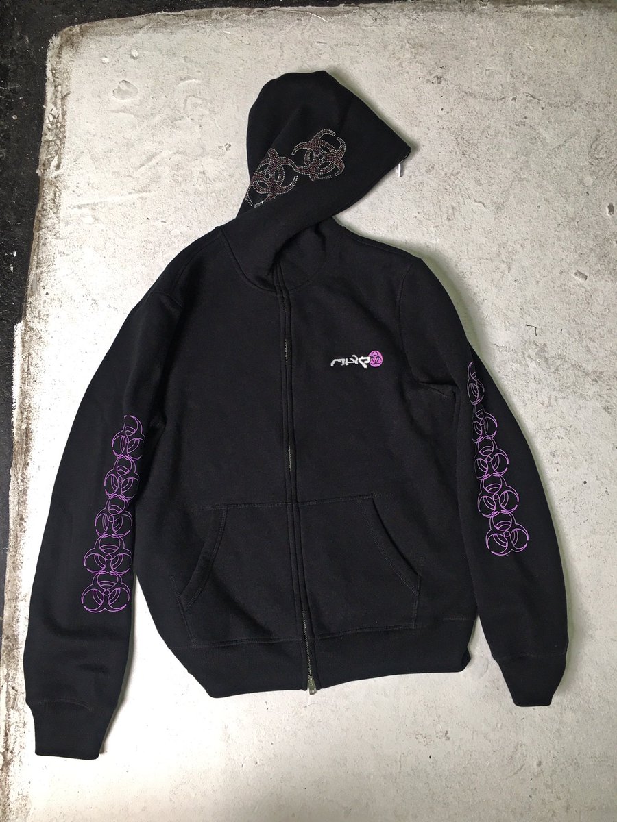 utterdemise's tweet image. Got one last LARGE hoodie left ☣️