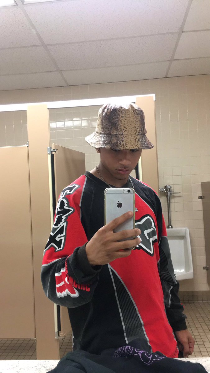 utterdemise's tweet image. Staying clean, away from fiens 🍒