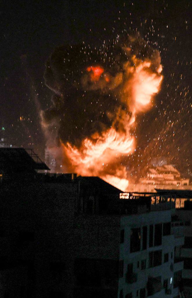 Alaa7is's tweet photo. Pictures showing the magnitude of the raids carried out by the Israeli warplanes on buildings in the Al-Katibah neighborhood, west of Gaza, at 2 am
#GazaUnderAttak
#HopeTheGaza
#Palastine https://t.co/LSS6xQmIs0