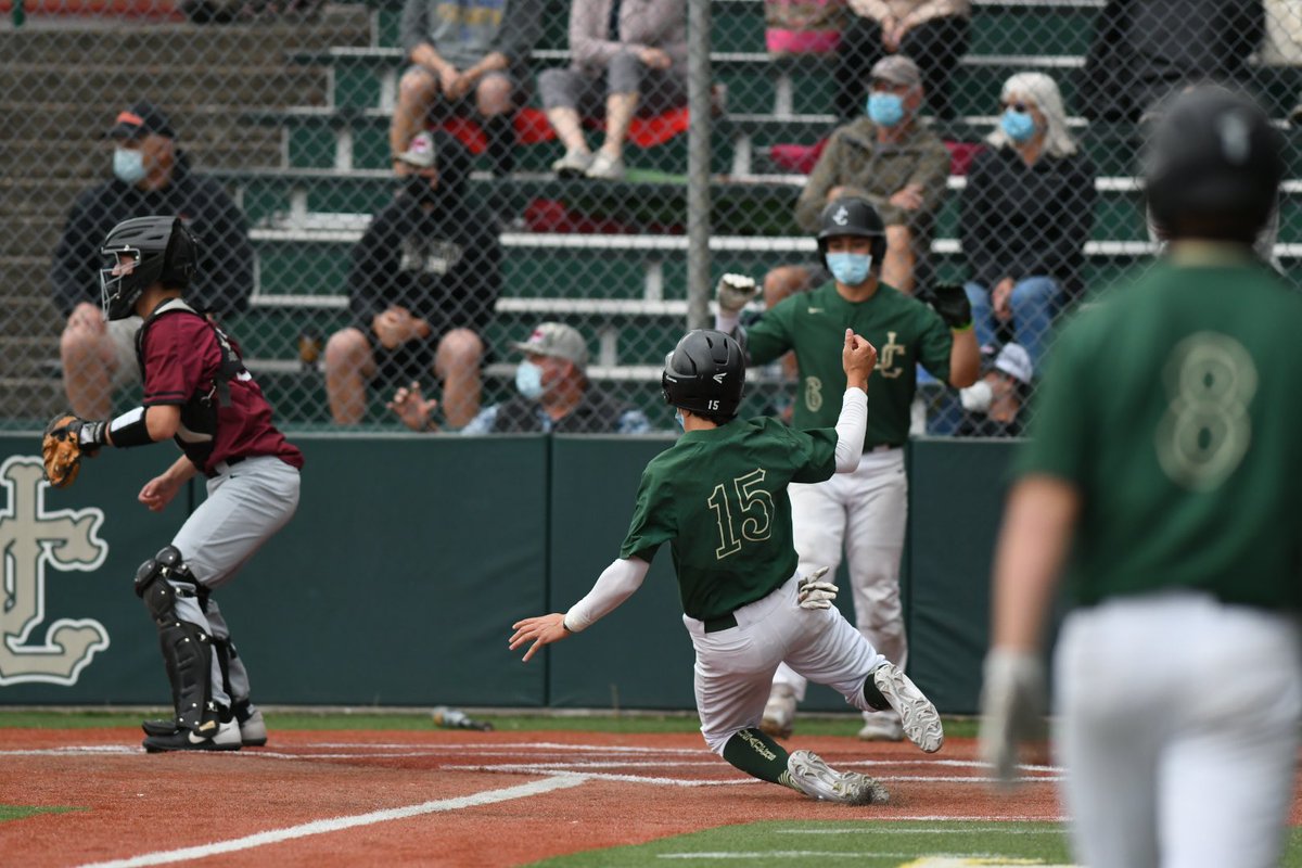 Jackson Bui with a two RBI knock to put Jesuit up 2-0 in B1 |  #JesuitCrusaders vs #TualatinTimberwolves @jhsbaseball503 <a href="/tuhs_baseball/">Tualatin Baseball</a> <a href="/JesuitHighPDX/">Jesuit High School</a> <a href="/TheSaderNation/">Jesuit Crusaders</a> <a href="/hssports_olive/">Oregonian HS Sports</a> <a href="/SBLiveOR/">Oregon High School On SI</a> @pbr_oregon #GoSaders #SaderNation (📷©️SaderNation.org)