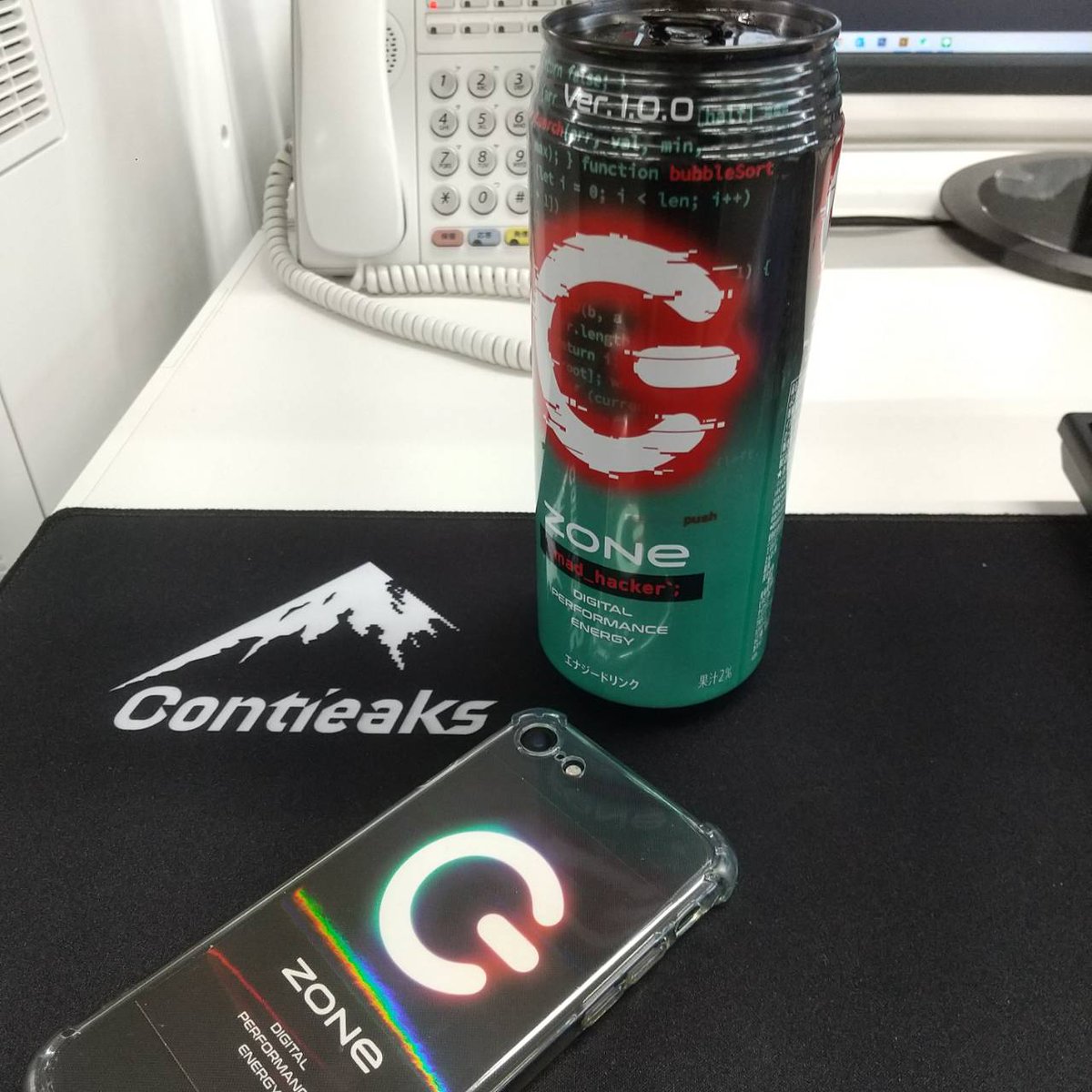 contieaks's tweet image. おはようございます✨
今日も一日、ZONe飲んで頑張りま～す‼️
ちなみに、スマホケースのステッカーは、EVO Japan 2020のイベントに参加したときに貰ったやつ…早くコロナが落ち着いてオフライン大会が開催されるといいなぁ～😆
#ZONeエナジー #madhacker
#コンティークス #関家具