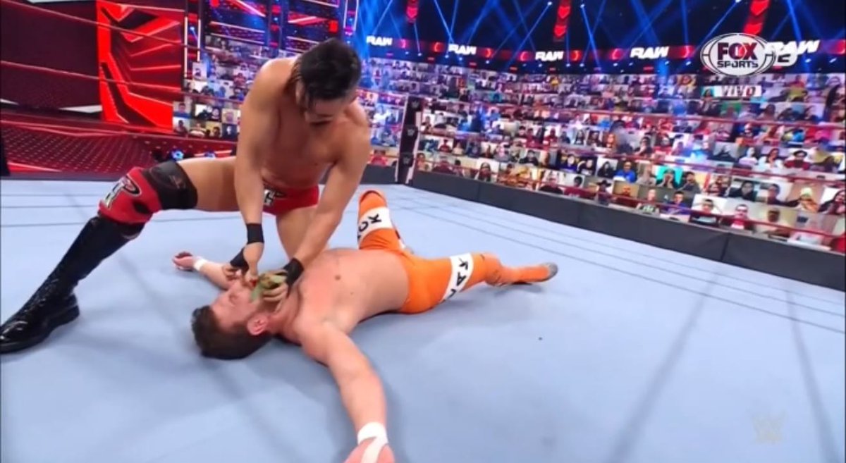 wweamerica_'s tweet photo. Angel Garza vence a Drew Gulak y le hace tragar su rosa🌹

#AngelGarza #GarzaJr #WWERaw #wwe #Wrestling https://t.co/sgUpeqbkA0